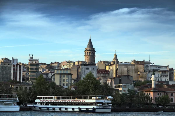 Torre de Galata - Vista frontal do mar de Istambul, Bósforo, Turquia . — Fotografia de Stock