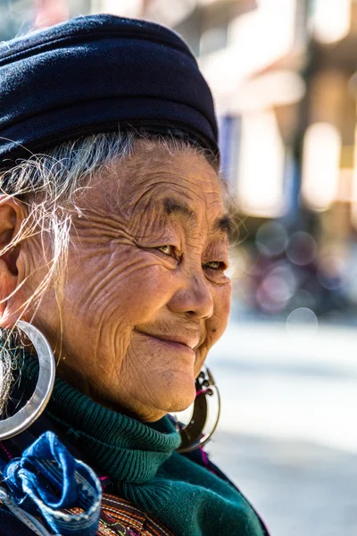 Hmong yaşlı kadın - Sapa, Lao Cai Eyaleti, Vietnam — Stok fotoğraf