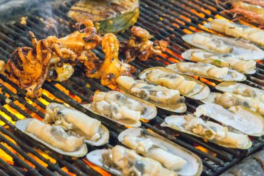 Barbekü ızgara pişirme deniz ürünleri.