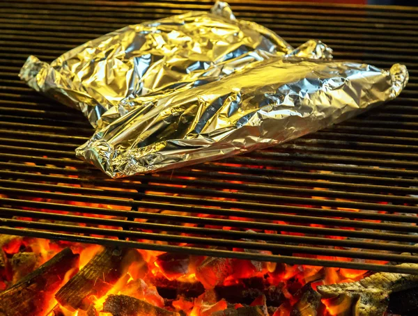 BBQ brand järn grill — Stockfoto
