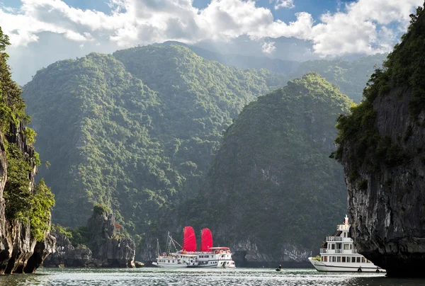 Red sail Ha Long Bay, Vietnam. — Stock Photo, Image