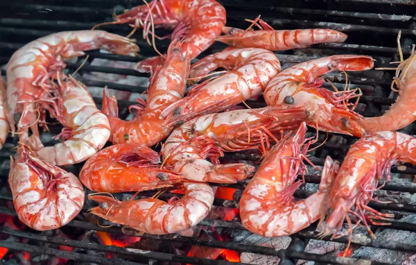 Grillade eller grillade stora räkor — Stockfoto