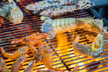 Barbekü karides ızgara pişirme deniz ürünleri.