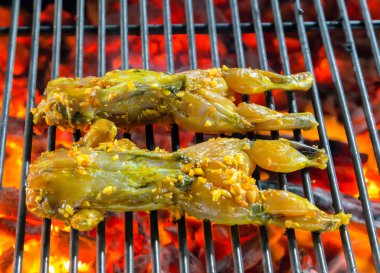 Kurbağa barbekü ızgara pişirme deniz ürünleri.