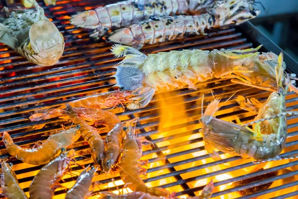 Creveți grătar Grill gătit fructe de mare . — Fotografie, imagine de stoc