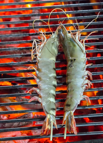 Barbecue gegrilde gamba's koken zeevruchten. — Stockfoto