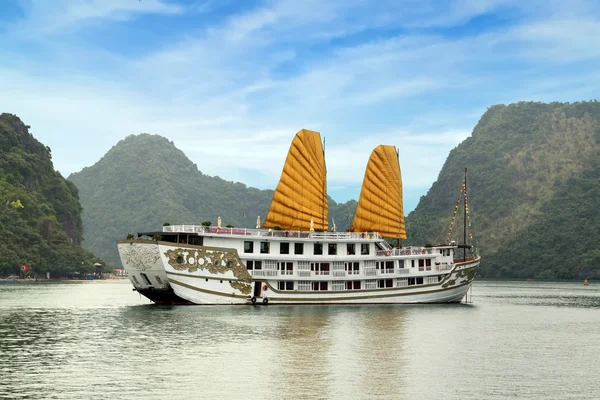 Golden sail Ha Long Bay, Vietnam. — Stock Fotó