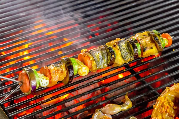 Grilování shashlik na grilu. — Stock fotografie