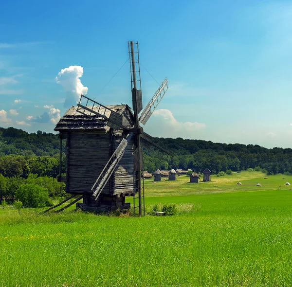 Moinhos de vento paisagem velha — Fotografia de Stock