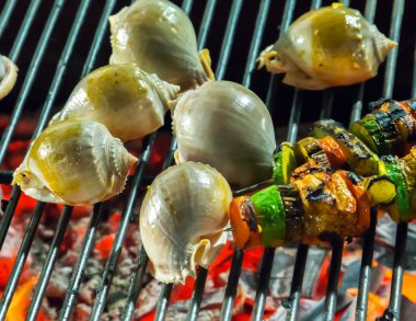Barbekü ızgara pişirme deniz ürünleri.