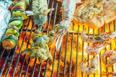 Barbekü ızgara pişirme deniz ürünleri.