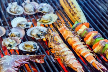 Barbekü ızgara pişirme deniz ürünleri.