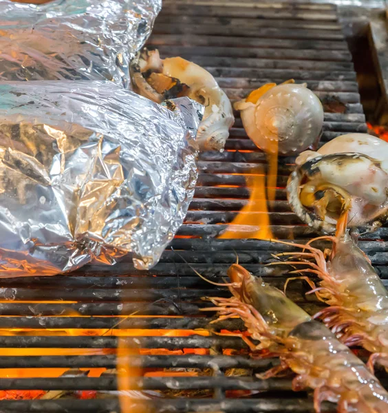 Barbecue seafood on the flaming grill. — Stock Photo, Image