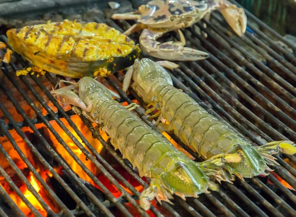 A lángoló grill barbecue tenger gyümölcsei. — Stock Fotó