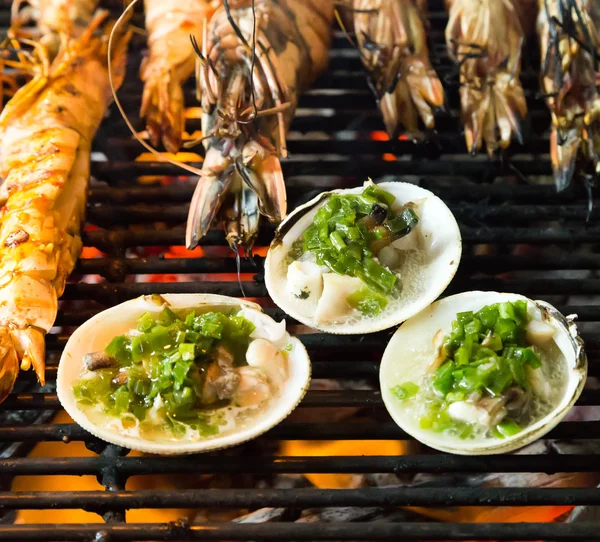 Барбекю морепродукты на горящем гриле . — стоковое фото