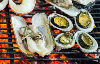 Barbekü ızgara pişirme deniz ürünleri.