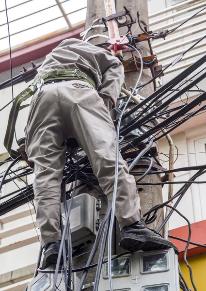 Electrician doing maintenance work — Stock Photo, Image