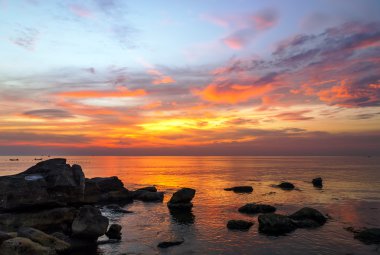 Plajda tropik gün batımı.