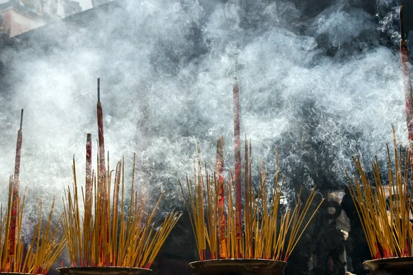 Brännare rökelse pinnar i ett buddhistiskt tempel — Stockfoto