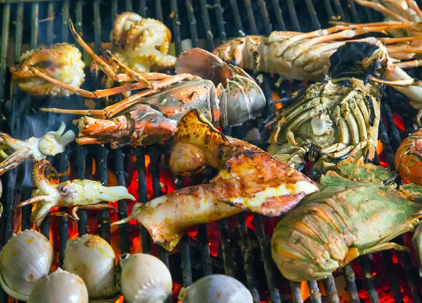 Diverse heerlijke gegrilde zeevruchten Barbecue — Stockfoto