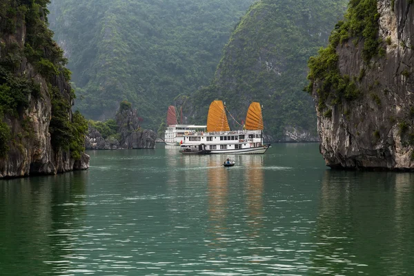 Ha Long Bay, vela d'oro Vietnam. — Foto Stock