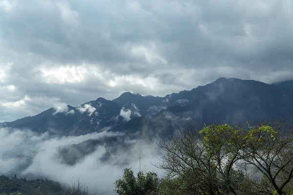 Paisagem nevoeiro moutain fansipan, Lao cai Vietnam — Fotografia de Stock