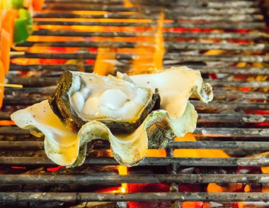 Barbekü ızgara pişirme deniz ürünleri.