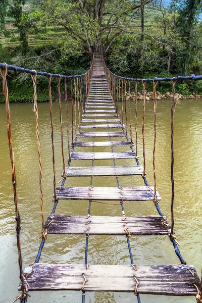 Ponte através do rio da montanha — Fotografia de Stock