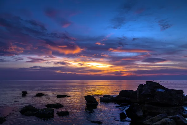 Nascer do sol Mar de paisagem tropical — Fotografia de Stock