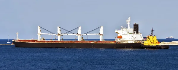 Frachter im Seehafen — Stockfoto