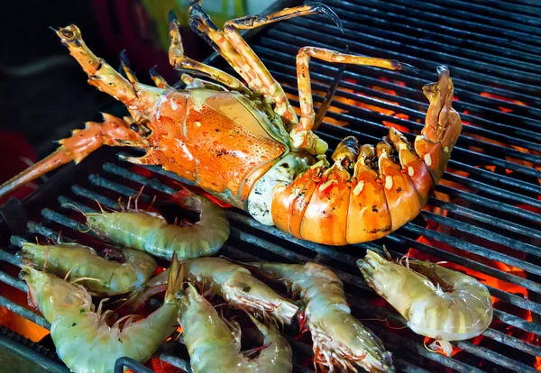 Garnalen en kreeft diner in het restaurant-zeevruchten door vuur en BBQ-Vlammen — Stockfoto