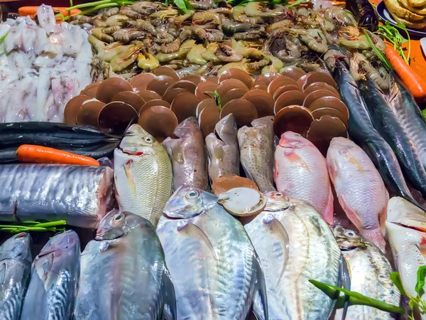 Captura de mariscos en hielo en el mercado de pescado —  Fotos de Stock