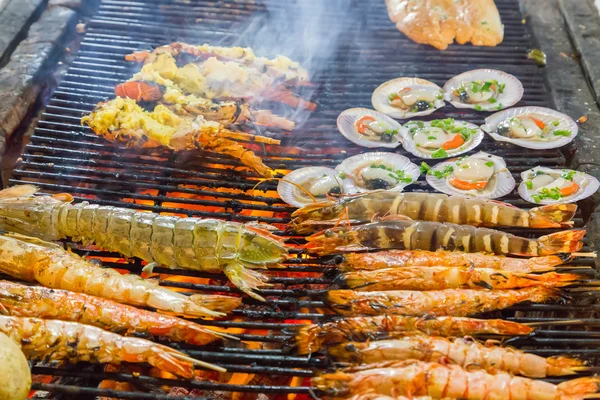 Churrasco Grelha cozinhando camarões — Fotografia de Stock