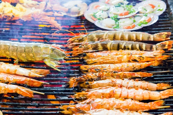 Grill grill matlagning skaldjur. räkor — Stockfoto