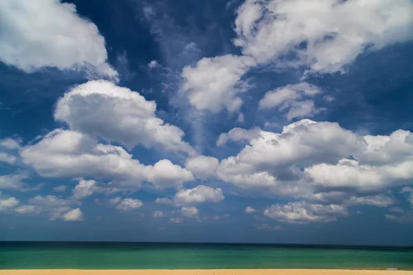Deniz plajı ve mavi gökyüzü — Stok fotoğraf