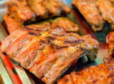 Izgarada domuz pirzolası.