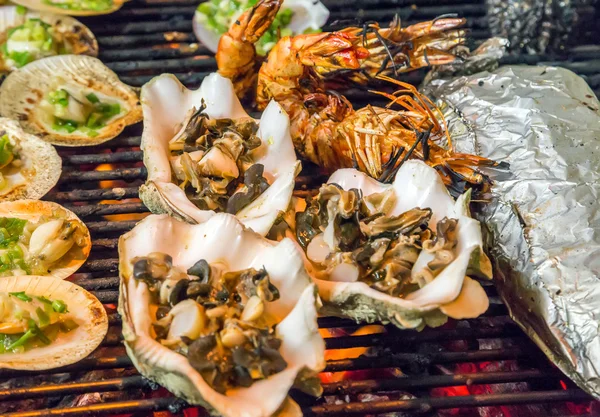 牡蛎，蛤蜊烤 — 图库照片