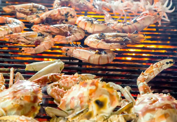 Barbecue grill garnaal koken zeevruchten. — Stockfoto