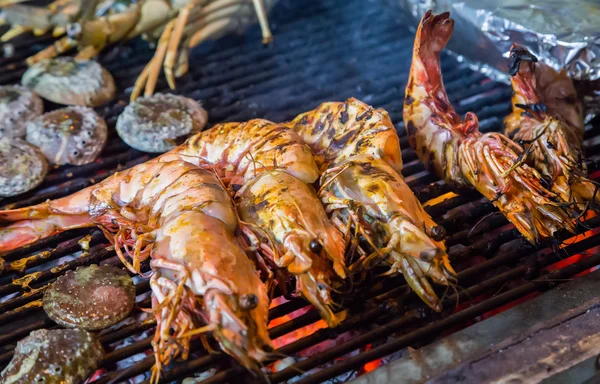 Camarão, frutos do mar de camarão em churrasco chamas — Fotografia de Stock