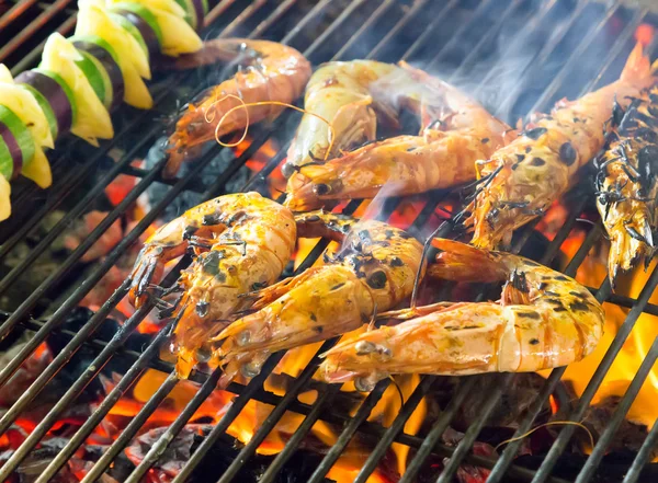 Frutos do mar de camarão em chamas churrasco — Fotografia de Stock