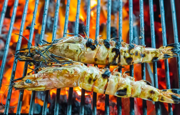 Camarão, frutos do mar de camarão em churrasco chamas — Fotografia de Stock