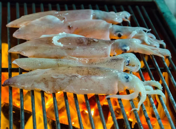 Calamari frutti di mare in fiamme barbecue — Foto Stock