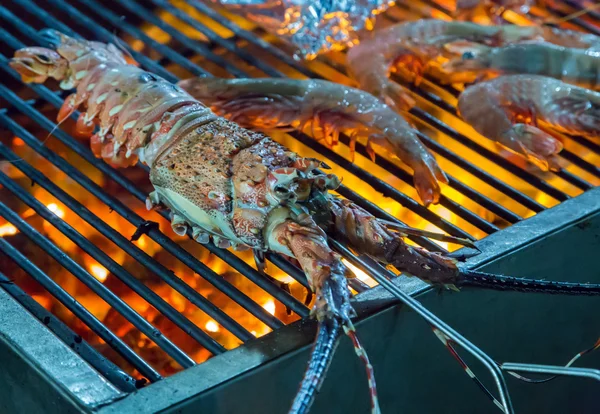 Kreeft zeevruchten in BBQ-Vlammen — Stockfoto