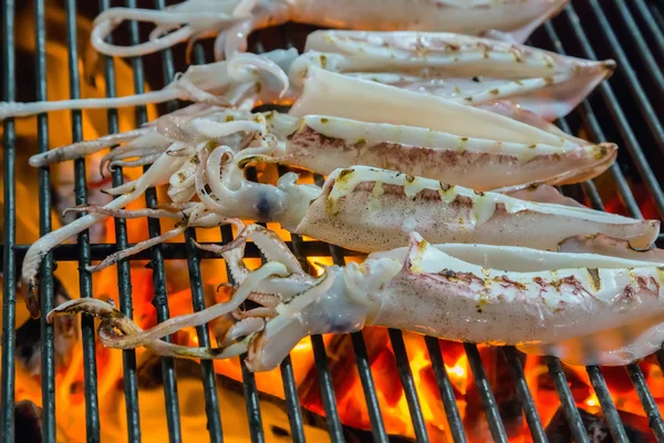 Squid zeevruchten in BBQ-Vlammen — Stockfoto