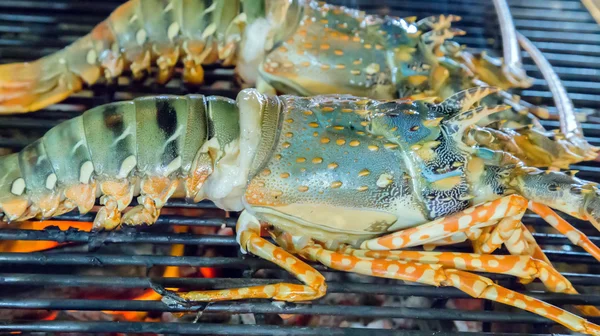 Lobster seafood Bbq flammar in — Stockfoto