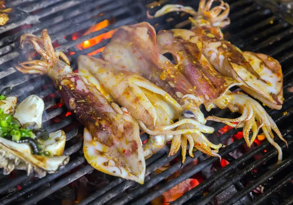 鱿鱼海鲜烧烤火焰中 — 图库照片