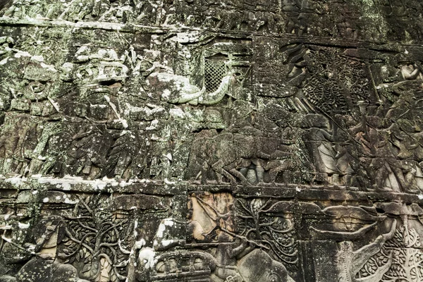 A féldombormű a falon, Angkor, Kambodzsa — Stock Fotó