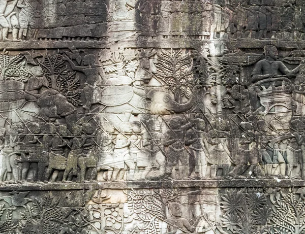 A féldombormű a falon, Angkor, Kambodzsa — Stock Fotó