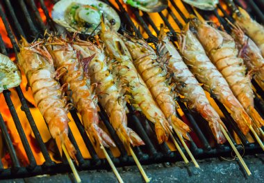 karides, karides deniz ürünleri Barbekü alevler içinde