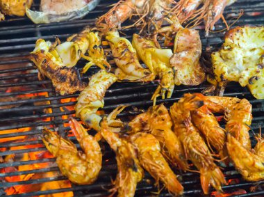 karides, karides deniz ürünleri Barbekü alevler içinde